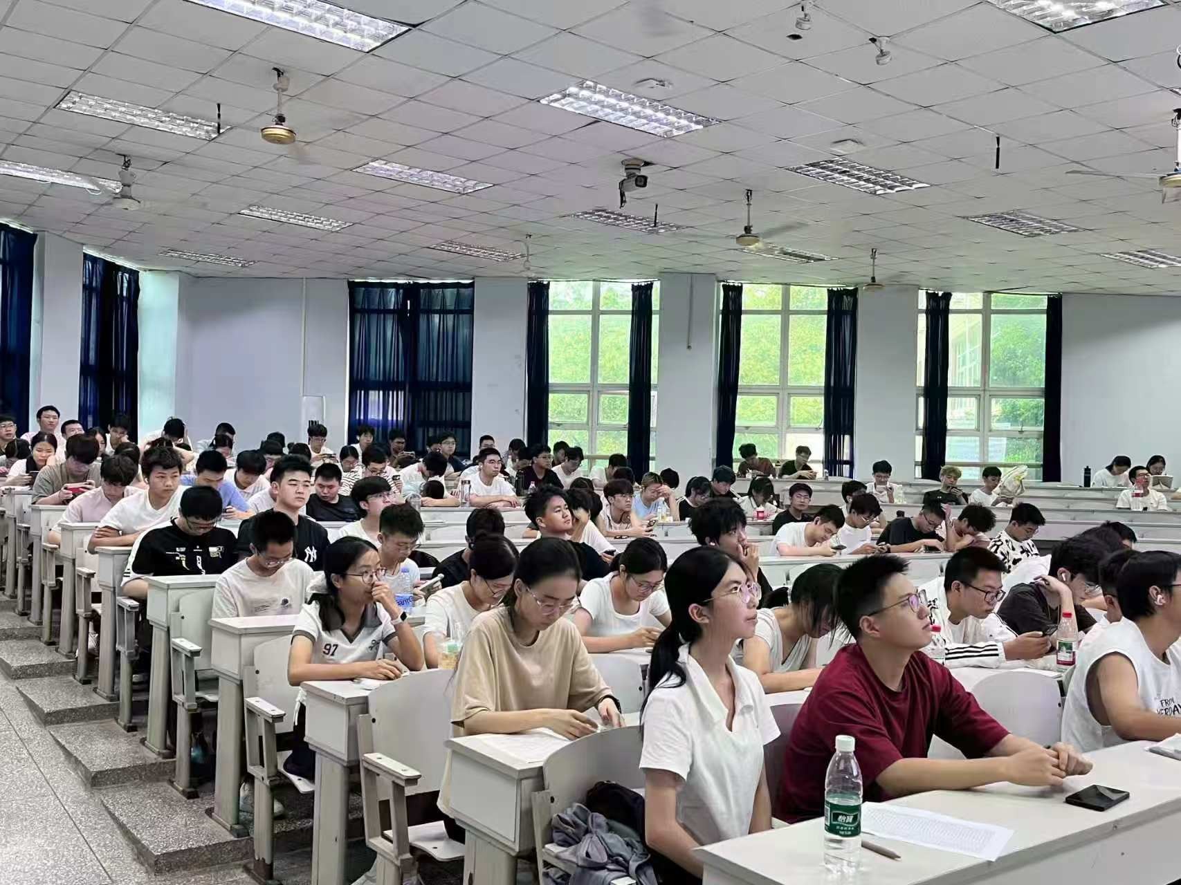法治教育进校园 护航青春助成长 ——四川绸都律师事务所普法课堂走进西南石油大学（南充校区）